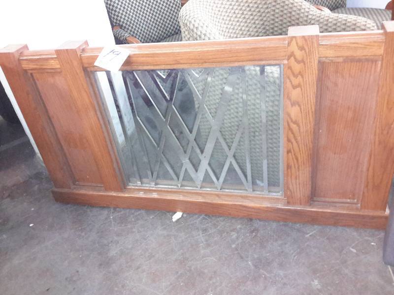 lot 19 image: Nicely finished HEAVY oak Railing with BeveledFrosted glass insert in middle