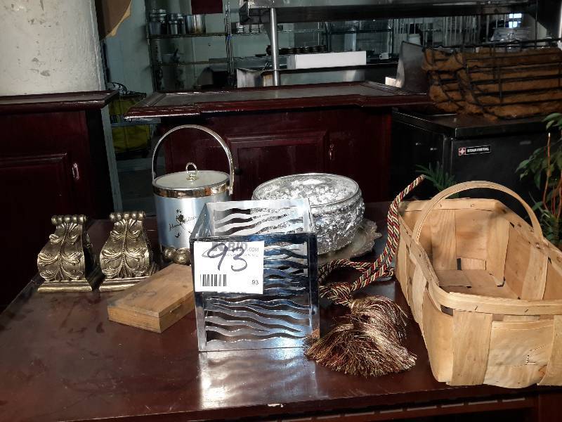 lot 93 image: Ice Bucket and other decorative items and platters as pictured