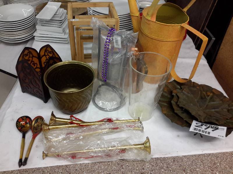 lot 219 image: Misc. Decorative items as pictured