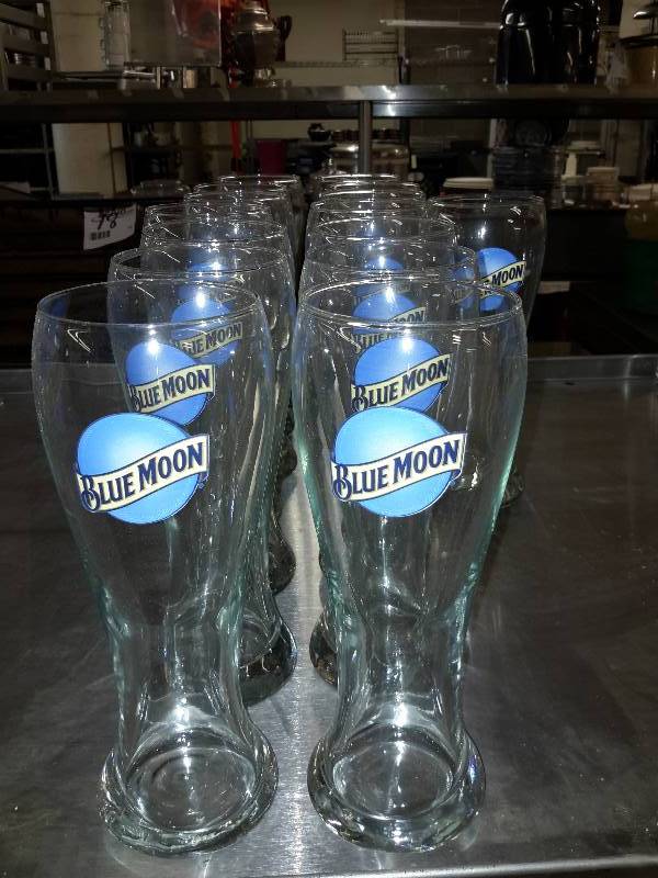 lot 124 image: 15, 16oz, Blue Moon Glasses