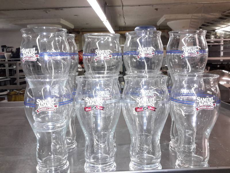 lot 122 image: 13, 16 oz Sam Adams Glasses