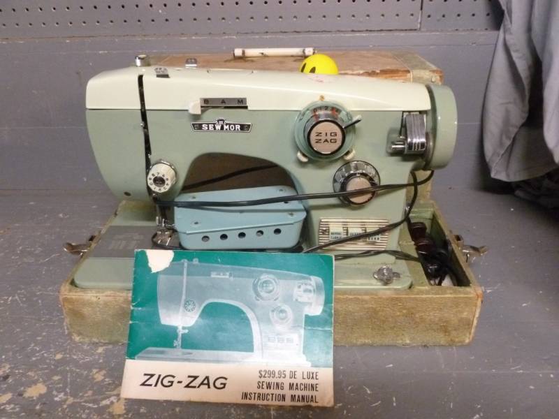 lot 31 image: Vintage Sewing Machine
