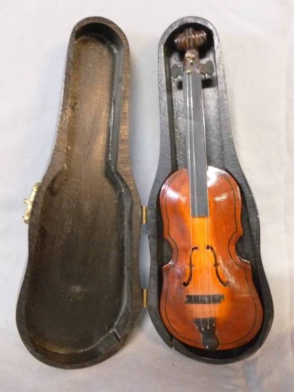 lot 40 image: Shelf Instrument