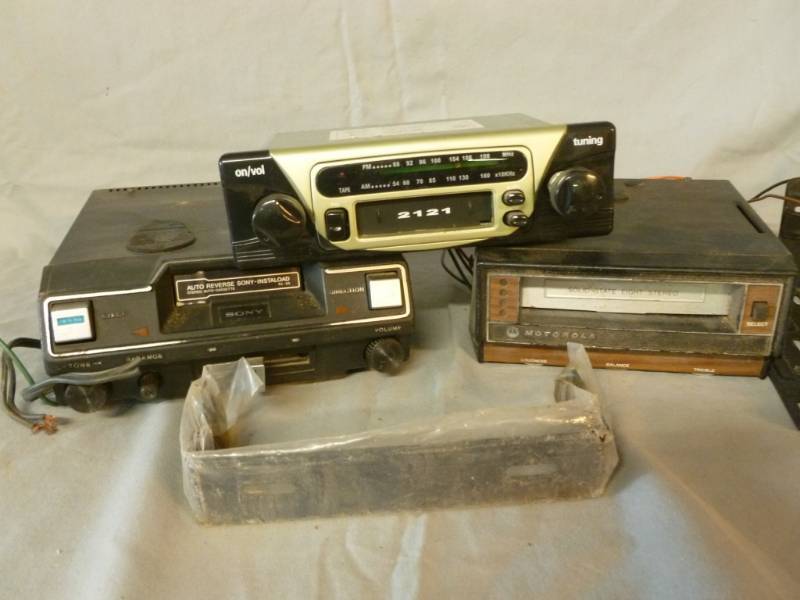 lot 48 image: Car Radios