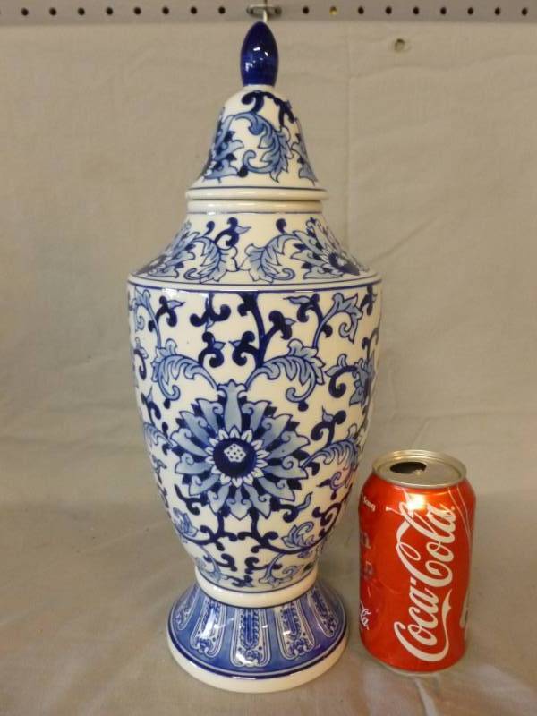 lot 93 image: Porcelain Vase