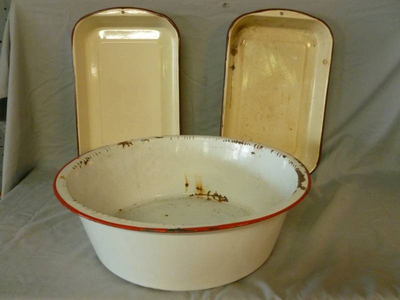 lot 95 image: Vintage Enamelware