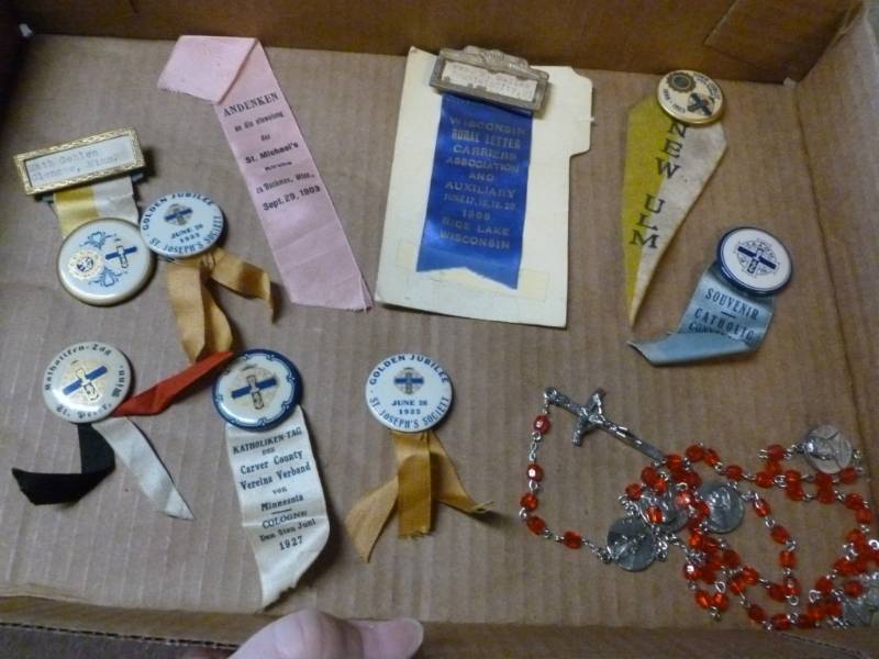 lot 112 image: Vintage Pinback Buttons