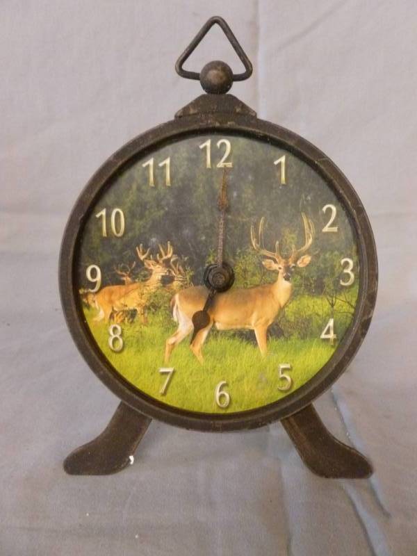 lot 118 image: Dresser Clock