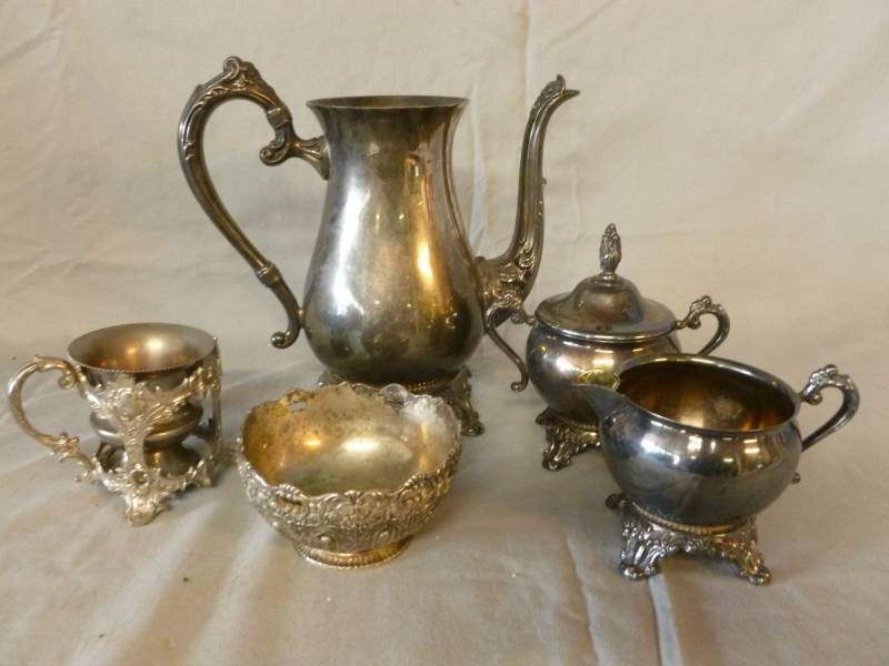 lot 128 image: Vintage Silverplate