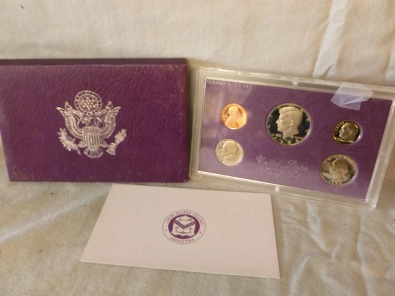 lot 155 image: Coin Set