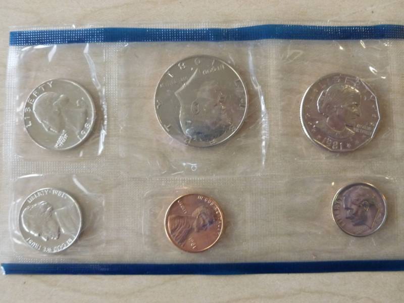 lot 162 image: Coin Set