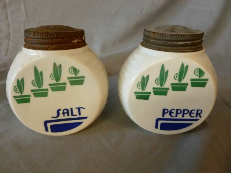 lot 178 image: Vintage Salt And Pepper Set