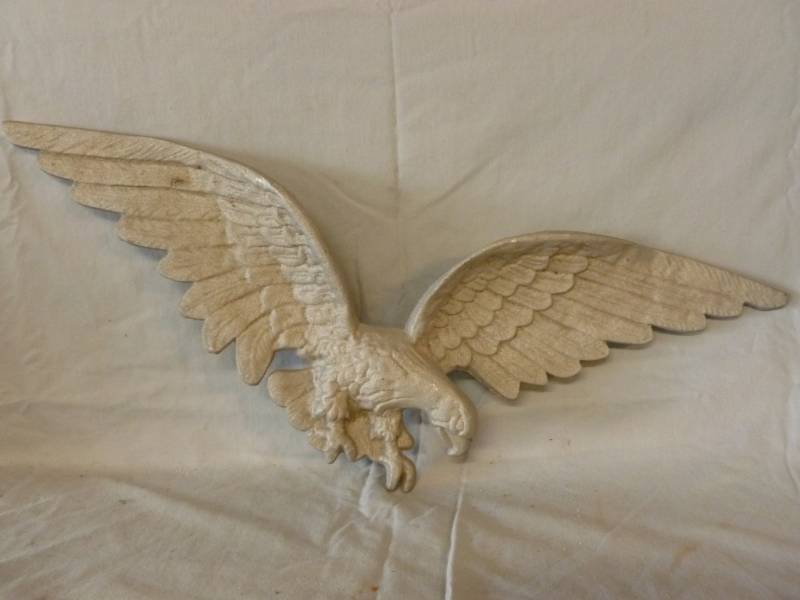 lot 202 image: Eagle Shed Decoration