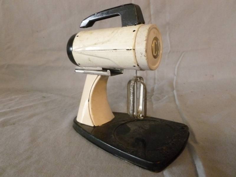 lot 203 image: Vintage Metal Toy