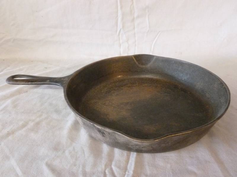 lot 204 image: Vintage Griswold Cast Iron Pan