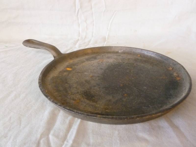 lot 207 image: Vintage Cast Iron Pan