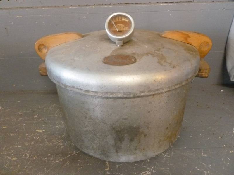 lot 265 image: Vintage Pressure Cooker