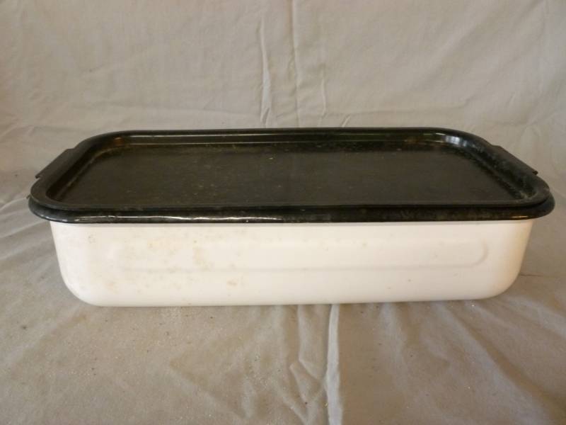 lot 270 image: Vintage Enamelware