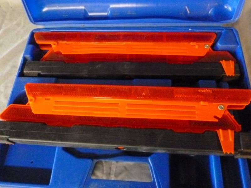 lot 279 image: Emergency Reflector Kit
