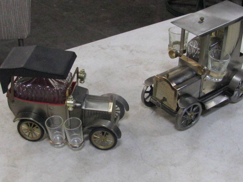 lot 22 image: Musical whiskey Decanters