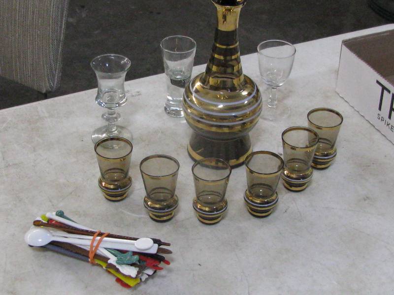 lot 25 image: Whiskey Decanter Set