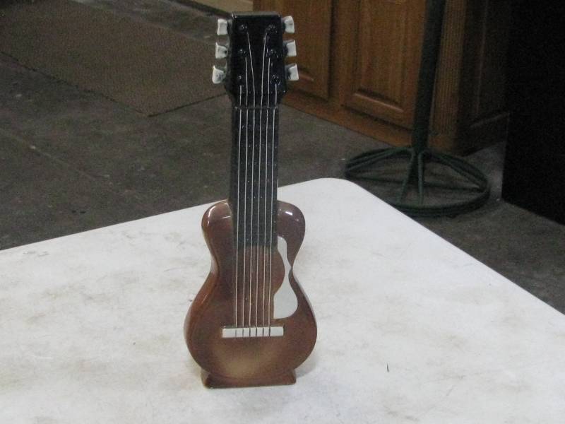 lot 28 image: Whiskey Decanter