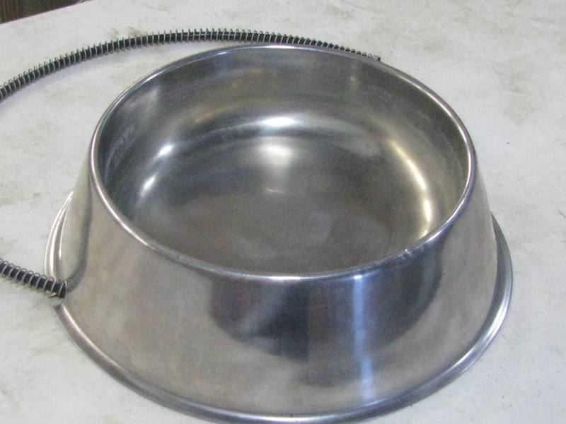 lot 35 image: Heated Dog Dish