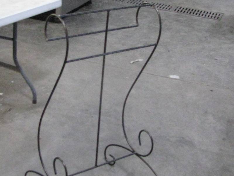 lot 39 image: Metal Quilt Rack