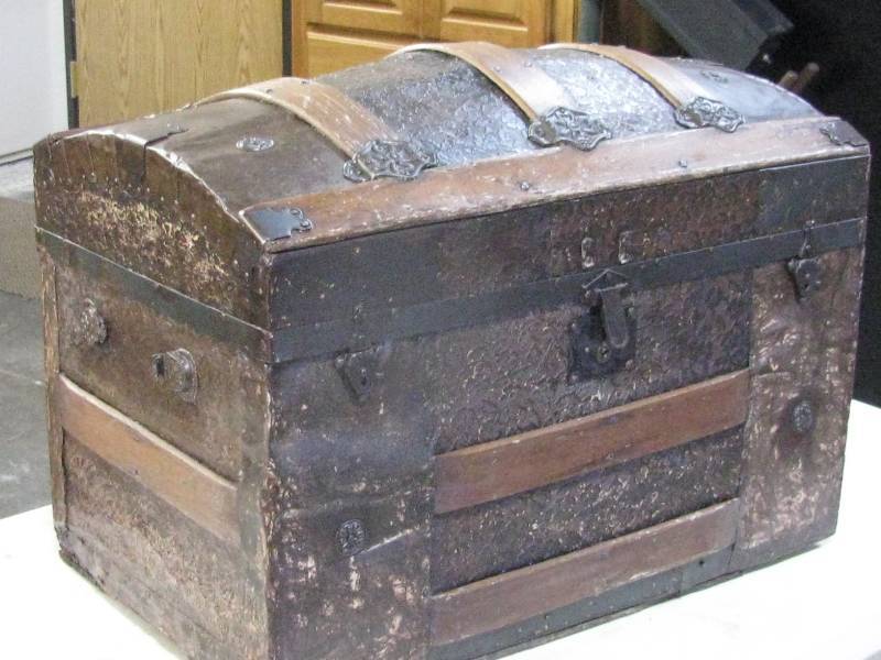 lot 3 image: Antique Hump Back Steamer Trunk