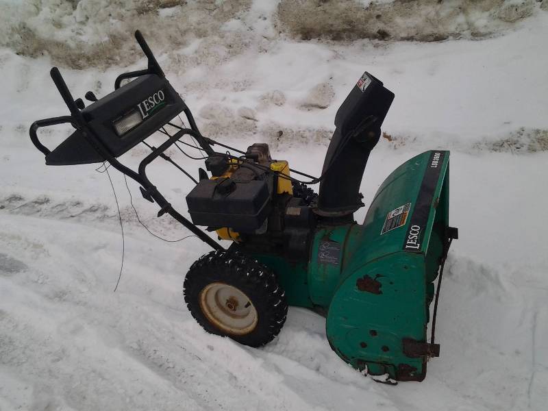 lot 1 image: Lesco 2-Stage Snow Blower LSB-2600  26 Inch 9 HP