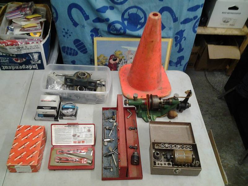 lot 26 image: Drill Chucks, Keys, Whirlin Screw Kit, Bearings & More