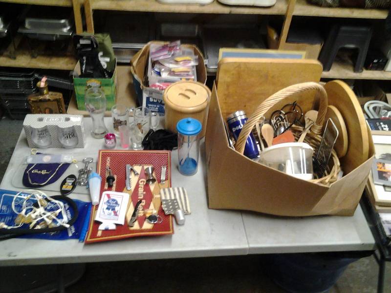 lot 27 image: Large Lot Of Kitchen & Bar Related