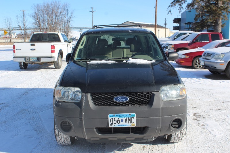lot 2189 image: 2005 Ford Escape XLS - 2 Owner -