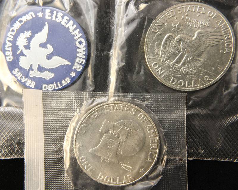 lot 61 image: 2 EISENHOWER DOLLARS 40% SILVER 1971-S 1976-S