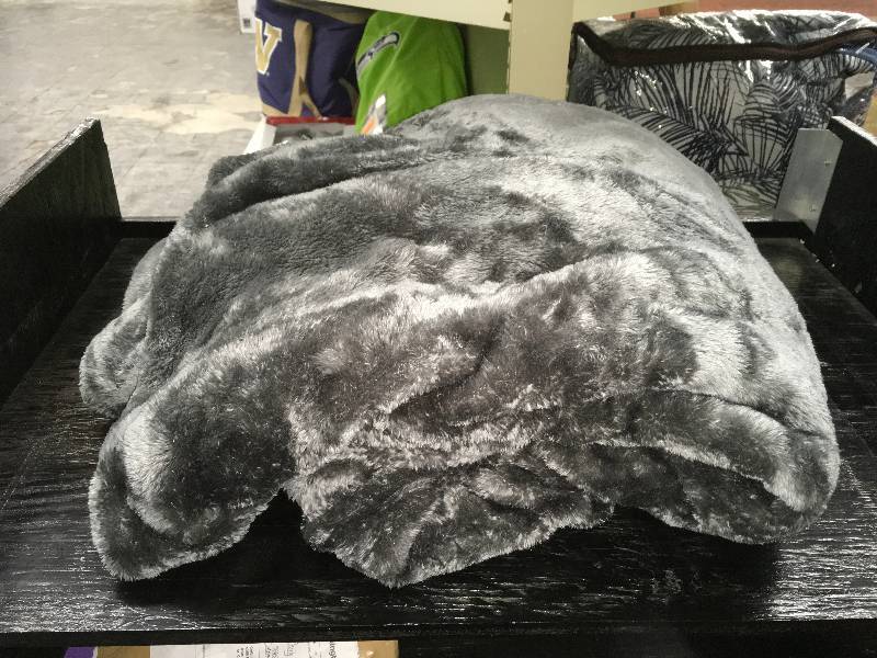 lot 325 image: ULTRA LUX TWIN BLANKET, MSRP $11.99