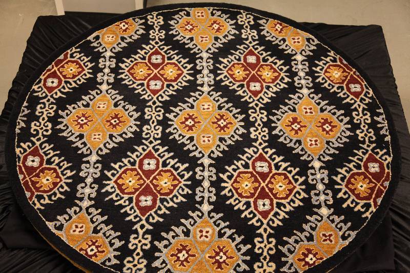 lot 208 image: 6ft Round Rug (Rug #611)