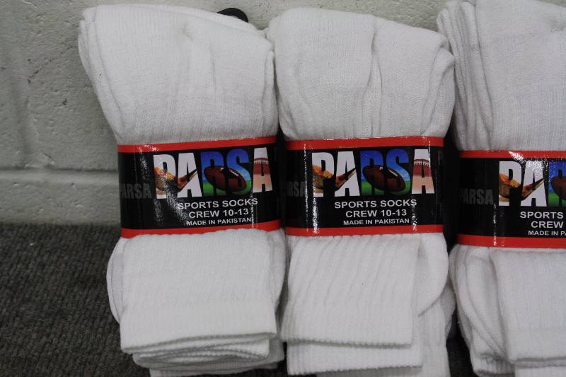 lot 105 image: 12 Pair Mens White Sport Crew Socks Size 10-13
