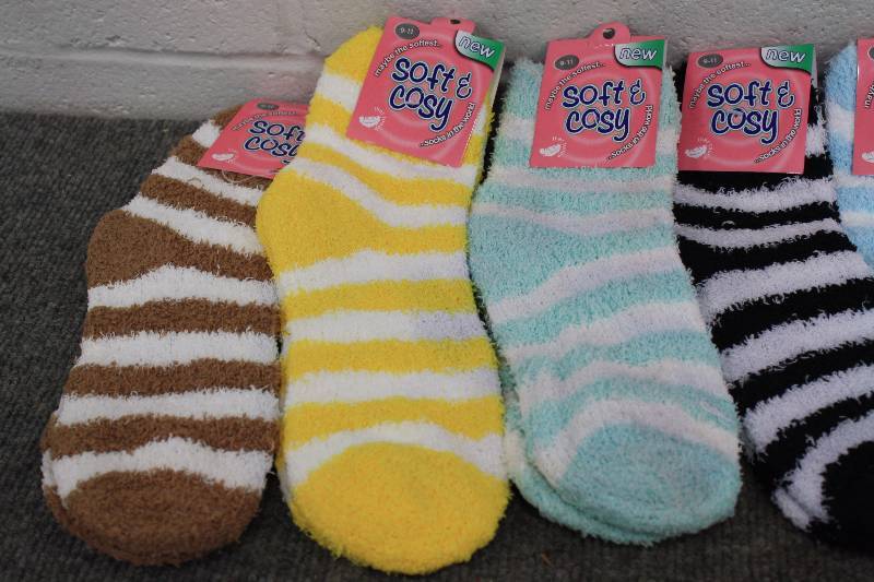 lot 140 image: Womens Fuzzy Socks  6 Pairs New Size 9-13