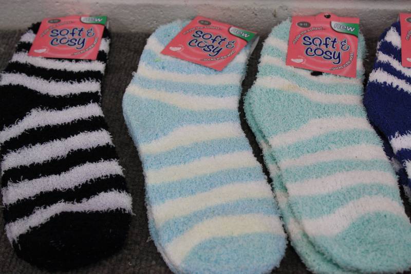 lot 141 image: Womens Fuzzy Socks  6 Pairs New Size 9-13