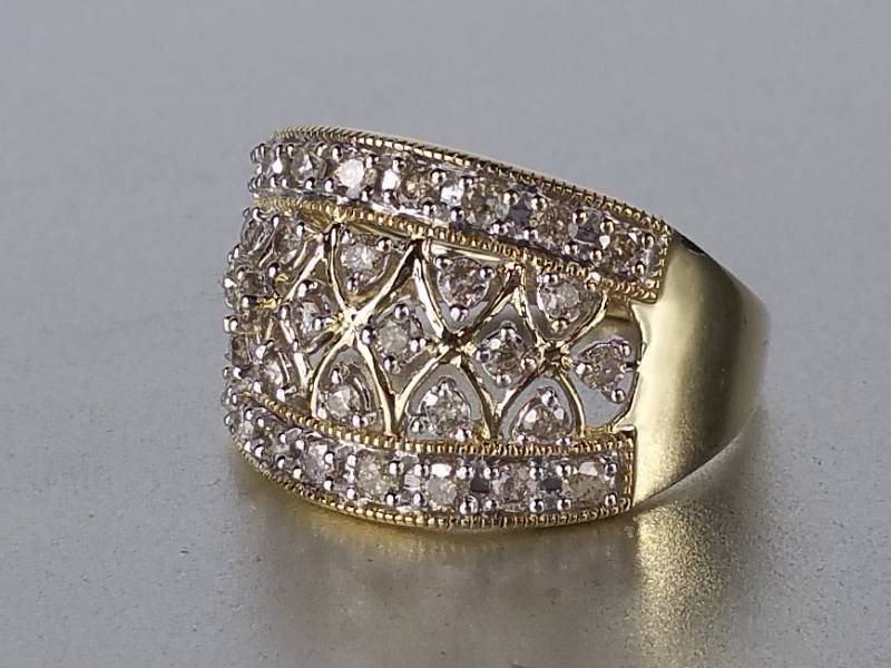 $1975 Retail.  Ladies Gorgeous Estate Ring in Yellow 10k Gold