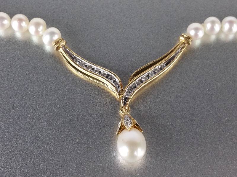 Retail $2295.  Ladies Stunning Genuine Pearl and Diamond Necklace in 14kt Gold