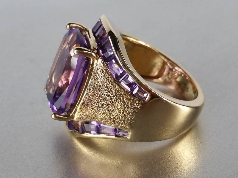 Gorgeous Ladies 12ct Amethyst Estate Ring