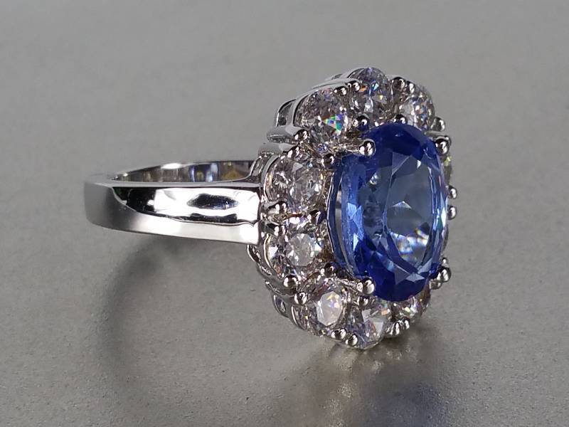 $750 Retail.  Ladies 8ct Tanzanite Estate Ring