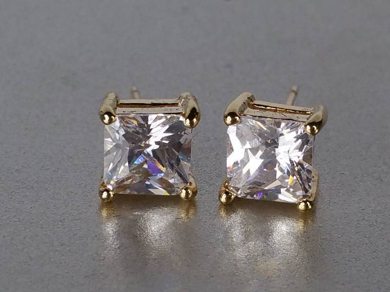 $1000 Retail.  Ladies 4ct Princess Cut White Sapphire Earrings in 14kt Yellow Gold