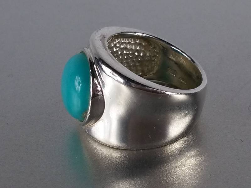 $800 Retail.  Ladies High-End Designer Turquoise Ring in Sterling Silver