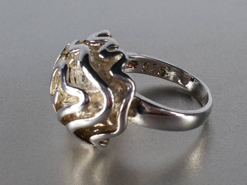 Ladies Designer Floral Ring - Well Crafted