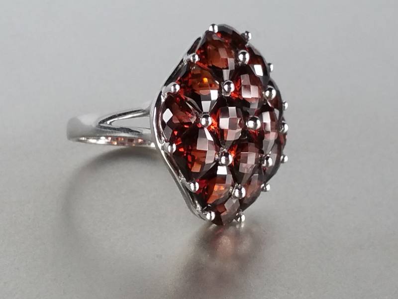 Ladies 20ct Garnet Estate Ring