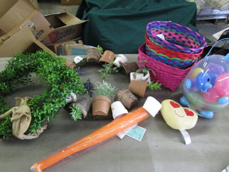 Baskets- no handles, 2 Wreaths-- on...