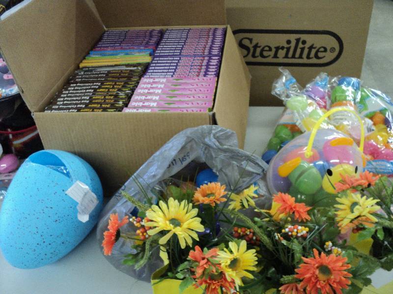 Easter coloring kits, eggs and flow...
