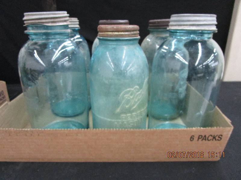 lot 4 image: 6- 2 Quart Blue Jars
